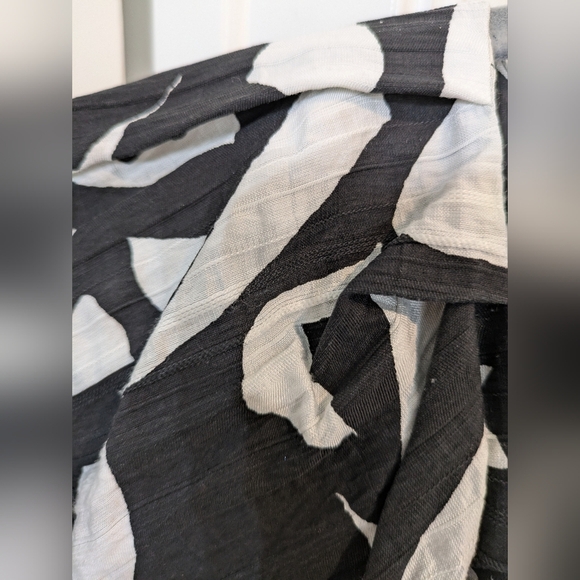 Black and White Patterned Women's Short Sleeve Top - Picture 8 of 14